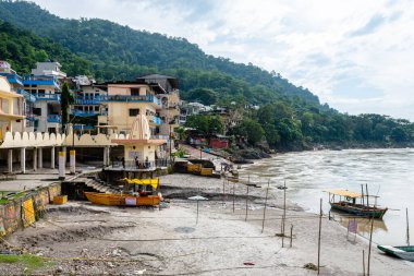 Rishikesh, Hindistan. 15 Eylül 2023: Rishikesh 'deki Ganges Nehri kıyısında Hindu yaşam tarzı.