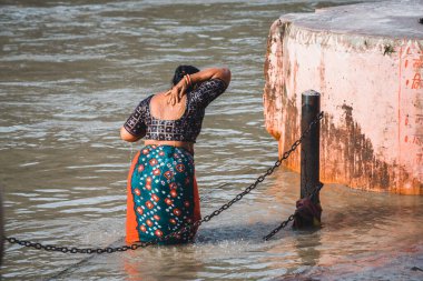 Rishikesh, Hindistan. 15 Eylül 2023: Rishikesh 'deki Ganges Nehri kıyısında Hindu yaşam tarzı.