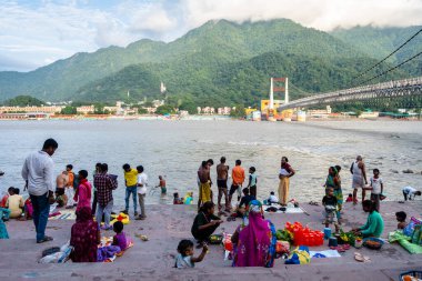 Rishikesh, Hindistan. 15 Eylül 2023: Rishikesh 'deki Ganges Nehri kıyısında Hindu yaşam tarzı.