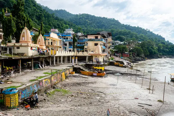 Rishikesh, Hindistan. 15 Eylül 2023: Rishikesh 'deki Ganges Nehri kıyısında Hindu yaşam tarzı.