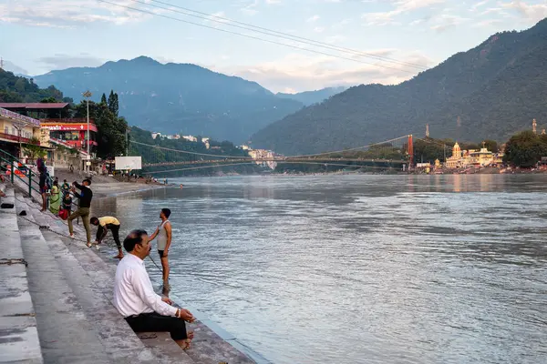 Rishikesh, Hindistan. 15 Eylül 2023: Çeteler nehrinde Hindu halkının yaşam tarzı 