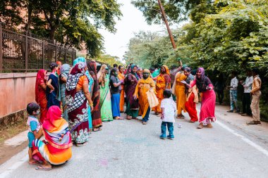 Agora, Hindistan. 25 Eylül 2023: Kimliği belirsiz bir grup Hintli Holi festivalinin tadını çıkarıyor.