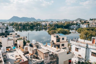 Udaipur, Hindistan. 15 Ekim 2023: Udaipur, Hindistan 'da Pichola Gölü manzarası