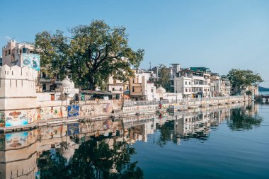 Udaipur, Hindistan. 15 Ekim 2023: Udaipur, Hindistan 'da Pichola Gölü manzarası