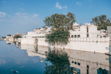Udaipur, Hindistan. 15 Ekim 2023: Udaipur, Hindistan 'da Pichola Gölü manzarası