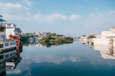 Udaipur, Hindistan. 15 Ekim 2023: Udaipur, Hindistan 'da Pichola Gölü manzarası
