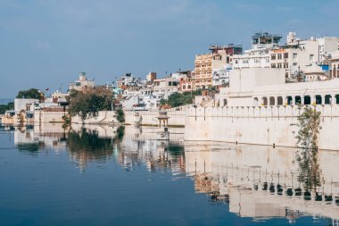 Udaipur, Hindistan. 15 Ekim 2023: Udaipur, Hindistan 'da Pichola Gölü manzarası