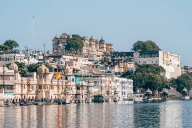 Udaipur, Hindistan. 15 Ekim 2023: Udaipur, Hindistan 'da Pichola Gölü manzarası