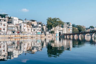 Udaipur, Hindistan. 15 Ekim 2023: Udaipur, Hindistan 'da Pichola Gölü manzarası