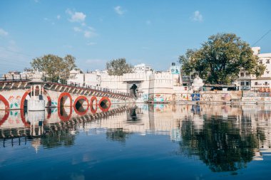 Udaipur, Hindistan. 15 Ekim 2023: Udaipur, Hindistan 'da Pichola Gölü manzarası