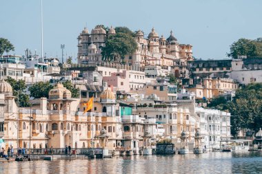 Udaipur, Hindistan. 15 Ekim 2023: Udaipur, Hindistan 'da Pichola Gölü manzarası