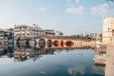 Udaipur, Hindistan. 15 Ekim 2023: Udaipur, Hindistan 'da Pichola Gölü manzarası