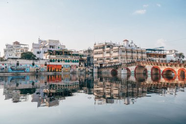 Udaipur, Hindistan. 15 Ekim 2023: Udaipur, Hindistan 'da Pichola Gölü manzarası