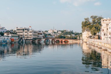 Udaipur, Hindistan. 15 Ekim 2023: Udaipur, Hindistan 'da Pichola Gölü manzarası