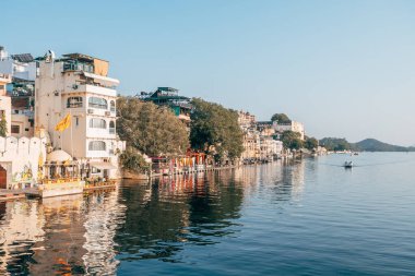 Udaipur, Hindistan. 15 Ekim 2023: Udaipur, Hindistan 'da Pichola Gölü manzarası