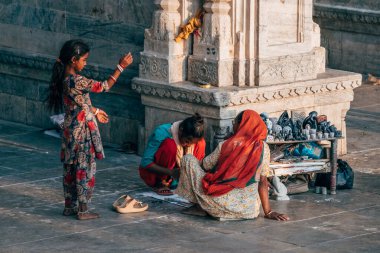 Udaipur, Hindistan. 18 Ekim 2023: Hindistan caddesinde hatıra eşya satan kimliği belirsiz bir kadının portresi