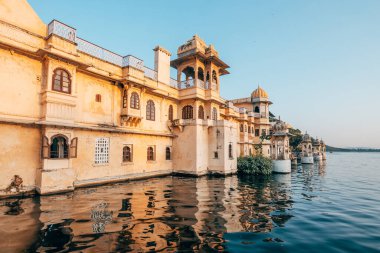 Udaipur, Hindistan. 15 Ekim 2023: Udaipur, Hindistan 'da Pichola Gölü manzarası