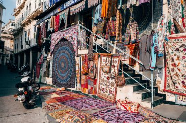 Udaipur, Hindistan. 15 Ekim 2023: Hindistan 'ın Udaipur caddesinde halılar indirimde.