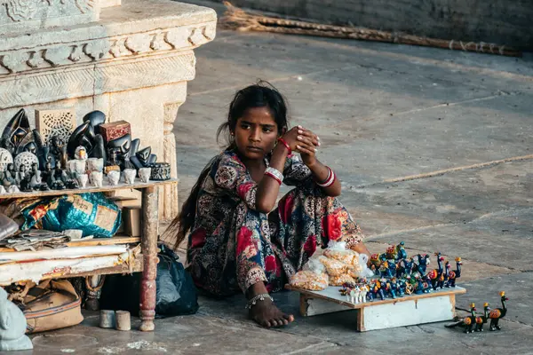 Udaipur, Hindistan. 18 Ekim 2023: Hindistan caddesinde hatıra eşya satan kimliği belirsiz bir kadının portresi