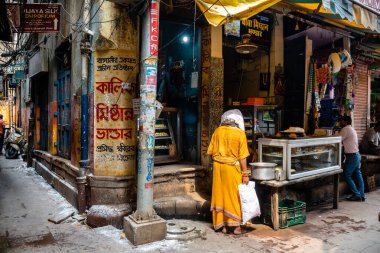 Varanasi, Hindistan. 30 Eylül 2023: Hindistan 'ın kutsal şehri Varanasi' nin sokak manzarası