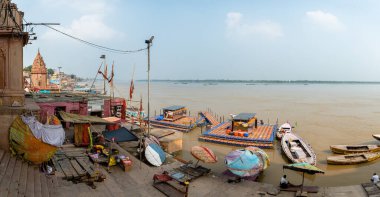 Varanasi, Hindistan. 30 Eylül 2023: Varanasi Nehri kıyısı manzarası, insanların Ganj Nehri kıyısında banyo yapmaya geldiği yer.