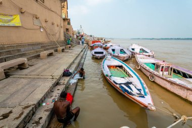 Varanasi, Hindistan. 30 Eylül 2023: Varanasi Nehri kıyısı manzarası, insanların Ganj Nehri kıyısında banyo yapmaya geldiği yer.