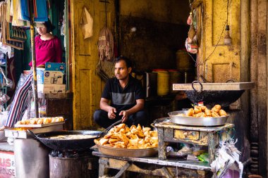 Varanasi, Hindistan. 30 Eylül 2023: Hindistan 'ın kutsal şehri Varanasi' nin sokak manzarası