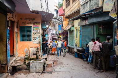 Varanasi, Hindistan. 30 Eylül 2023: Hindistan 'ın kutsal şehri Varanasi' nin sokak manzarası