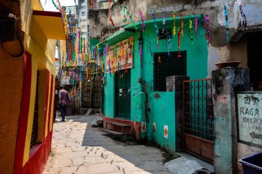 Varanasi, Hindistan. 30 Eylül 2023: Hindistan 'ın kutsal şehri Varanasi' nin sokak manzarası