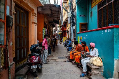 Varanasi, Hindistan. 30 Eylül 2023: Hindistan 'ın kutsal şehri Varanasi' nin sokak manzarası