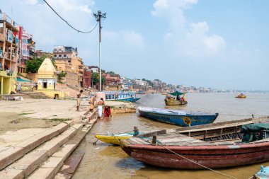Varanasi, Hindistan. 30 Eylül 2023: Varanasi Nehri kıyısı manzarası, insanların Ganj Nehri kıyısında banyo yapmaya geldiği yer.