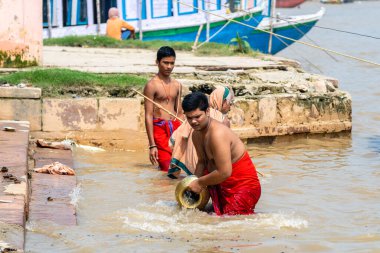 Varanasi, Hindistan. 30 Eylül 2023: Varanasi Nehri kıyısı manzarası, insanların Ganj Nehri kıyısında banyo yapmaya geldiği yer.
