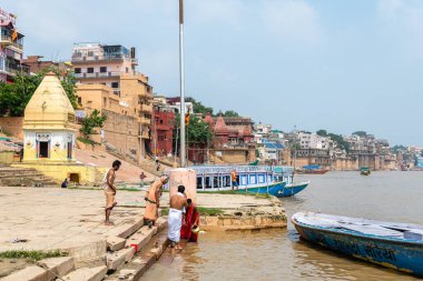 Varanasi, Hindistan. 30 Eylül 2023: Varanasi Nehri kıyısı manzarası, insanların Ganj Nehri kıyısında banyo yapmaya geldiği yer.