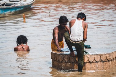 Varanasi, Hindistan. 30 Eylül 2023: Varanasi Nehri kıyısı manzarası, insanların Ganj Nehri kıyısında banyo yapmaya geldiği yer.