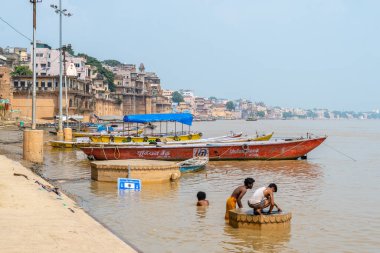 Varanasi, Hindistan. 30 Eylül 2023: Varanasi Nehri kıyısı manzarası, insanların Ganj Nehri kıyısında banyo yapmaya geldiği yer.