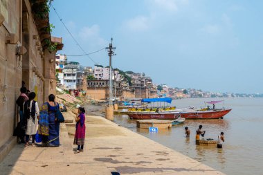 Varanasi, Hindistan. 30 Eylül 2023: Varanasi Nehri kıyısı manzarası, insanların Ganj Nehri kıyısında banyo yapmaya geldiği yer.