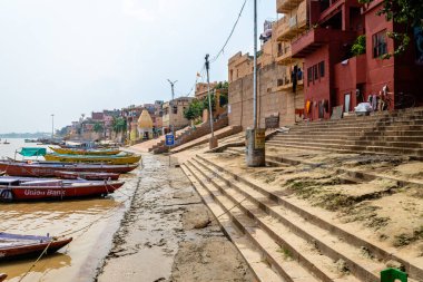 Varanasi, Hindistan. 30 Eylül 2023: Varanasi Nehri kıyısı manzarası, insanların Ganj Nehri kıyısında banyo yapmaya geldiği yer.