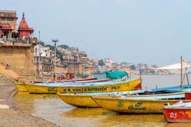 Varanasi, Hindistan. 30 Eylül 2023: Varanasi Nehri kıyısı manzarası, insanların Ganj Nehri kıyısında banyo yapmaya geldiği yer.