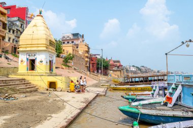 Varanasi, Hindistan. 30 Eylül 2023: Varanasi Nehri kıyısı manzarası, insanların Ganj Nehri kıyısında banyo yapmaya geldiği yer.