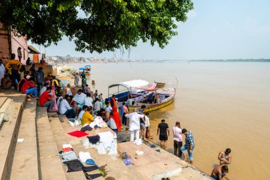 Varanasi, Hindistan. 30 Eylül 2023: Varanasi Nehri kıyısı manzarası, insanların Ganj Nehri kıyısında banyo yapmaya geldiği yer.