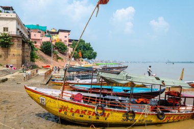 Varanasi, Hindistan. 30 Eylül 2023: Varanasi Nehri kıyısı manzarası, insanların Ganj Nehri kıyısında banyo yapmaya geldiği yer.