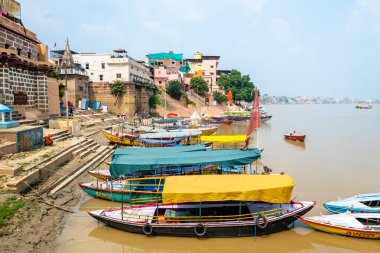 Varanasi, Hindistan. 30 Eylül 2023: Varanasi Nehri kıyısı manzarası, insanların Ganj Nehri kıyısında banyo yapmaya geldiği yer.