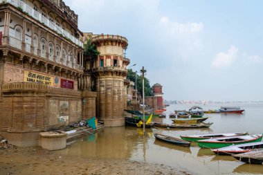 Varanasi, Hindistan. 30 Eylül 2023: Varanasi Nehri kıyısı manzarası, insanların Ganj Nehri kıyısında banyo yapmaya geldiği yer.