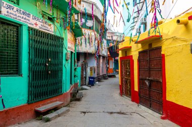 Varanasi, Hindistan. 30 Eylül 2023: Hindistan 'ın kutsal şehri Varanasi' nin sokak manzarası