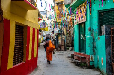 Varanasi, Hindistan. 30 Eylül 2023: Hindistan 'ın kutsal şehri Varanasi' nin sokak manzarası