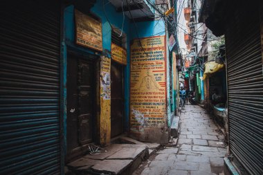 Varanasi, Hindistan. 30 Eylül 2023: Hindistan 'ın kutsal şehri Varanasi' nin sokak manzarası