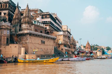 Varanasi, Hindistan. 30 Eylül 2023: Varanasi Nehri kıyısı manzarası, insanların Ganj Nehri kıyısında banyo yapmaya geldiği yer.