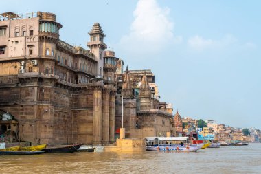 Varanasi, Hindistan. 30 Eylül 2023: Varanasi Nehri kıyısı manzarası, insanların Ganj Nehri kıyısında banyo yapmaya geldiği yer.