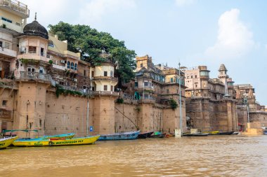 Varanasi, Hindistan. 30 Eylül 2023: Varanasi Nehri kıyısı manzarası, insanların Ganj Nehri kıyısında banyo yapmaya geldiği yer.