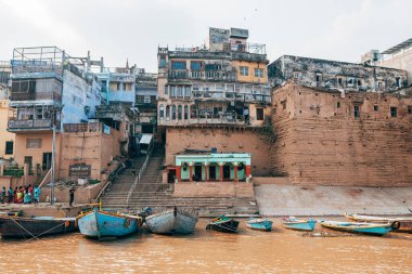 Varanasi, Hindistan. 30 Eylül 2023: Varanasi Nehri kıyısı manzarası, insanların Ganj Nehri kıyısında banyo yapmaya geldiği yer.